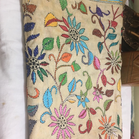Hand embroidered multicoloured kantha work silk dupatta - Picture 2 of 5